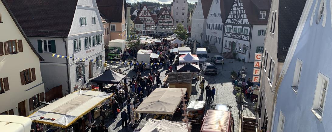 Reges Treiben beim traditionellen Schärtlesmarkt Monheim