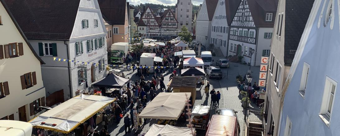 Reges Treiben beim traditionellen Schärtlesmarkt Monheim