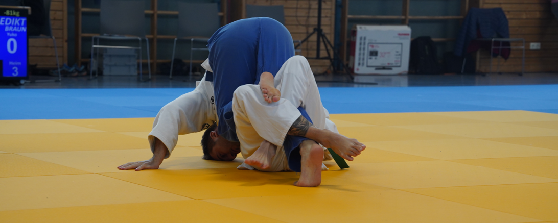 Benedikt Braun (-81 Kg), der sich aus einer Beinklammer befreit und anschließend mit einem Haltegriff gewinnt. Der Wemdinger trug mit einer perfekten Punktausbeute maßgeblich zum Erfolg bei.