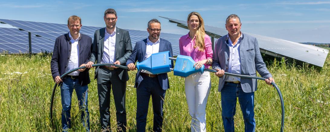 Feierlich wurde der Solarpark in Betrieb genommen mit  Dr. Reinhard Brandl (MdB, Parlamentarischer Geschäftsführer CSU im Bundestag), Michael Dinkelmeier (Landrat Donau-Ries), Christoph Strasser (CEO MaxSolar GmbH), Camilla Prinzessin  zu Sayn-Wittgenstein-Berleburg, Xaver Berchtenbreiter  (Bürgermeister Amerdingen). (v.l.n.r.)