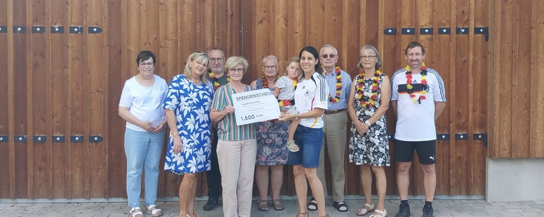 Die Vorstandsfrauen vom Verein Projekt Frauenhaus - Hilfe bei Gewalt an Frauen und Kindern e. V.  Traudi Kappeler 2. von links und Ursula Kneißl-Eder, 3. von links inmitten der Dorfgemeinschaft Nittingen