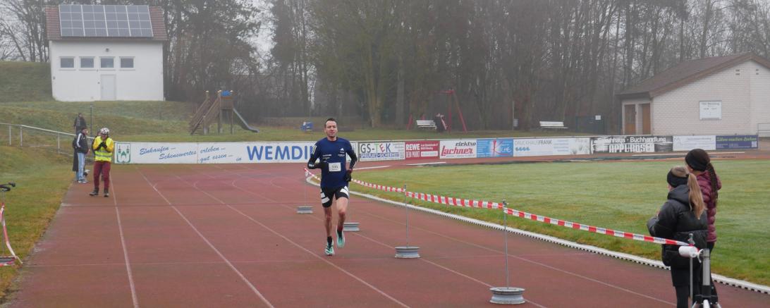 Das Bild zeigt Tobias Gröbl beim Zieleinlauf als Seriensieger 2025 in Wemding