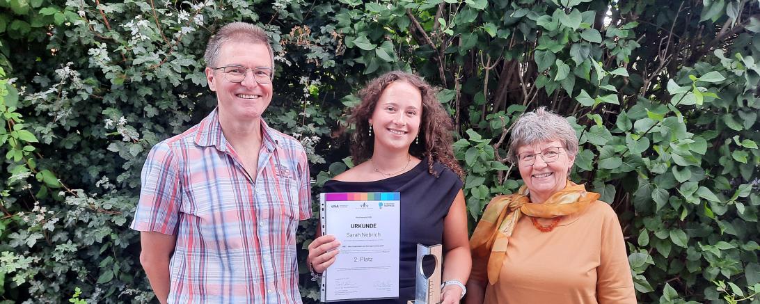 Die Schulleiterin Dr. Renate Rachidi (rechts im Bild) freute sich zusammen mit Jochen Seefried, dem betreuenden Lehrer der Arbeit, (links) und Sarah Nebrich (Bildmitte) über den Gewinn des Fachpreises.