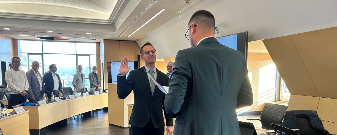 Dr. Georg Frank wurde von Landrat Michael Dinkelmeier als Kreisrat vereidigt. 