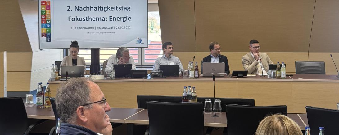 Die Teilnehmenden folgen aufmerksam den Vorträgen beim 2.  Nachhaltigkeitstag des Landkreises Donau-Ries. 