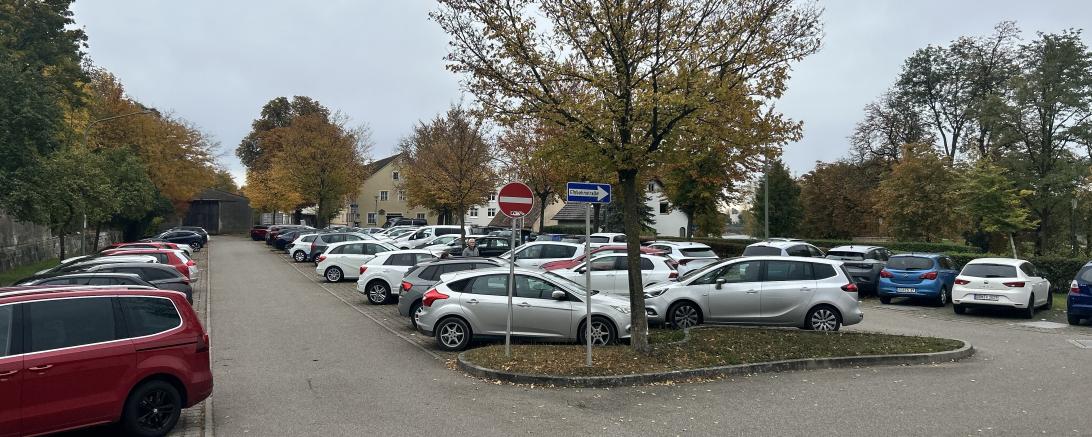 Am Parkplatz in der Zirgesheimer Straße sollen bis Ende 2026 70 weitere Stellplätze entstehen. 