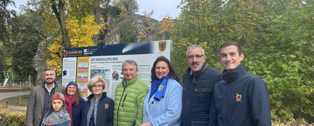 Eine neue Infotafel in der Promenade informiert über das Geotop "Mangoldfelsen".  