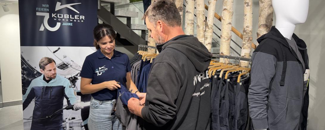 Inhaberin Vanessa Stumpf bei der Beratung eines Handwerkers rund um Arbeitsbekleidung. 