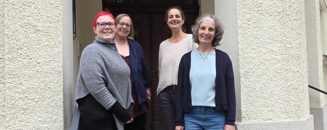 Kürzlich fand in der Liselotte-Nold-Schule in Nördlingen eine Lehrerfortbildung des Bündnisses gegen Cybermobbing e.V. statt: (von links) Schulleiterin Stephanie Lange, Präventionsbeauftragte Brigitte Auer, Referentin Maya Heinrichmeier und Cornelia Zink (AOK Donau-Ries).