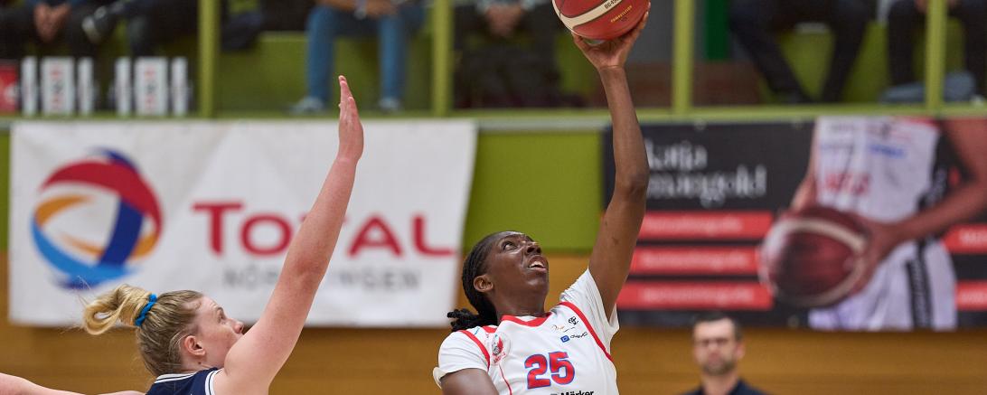 Stephanie McBride im Spiel gegen Freiburg.  