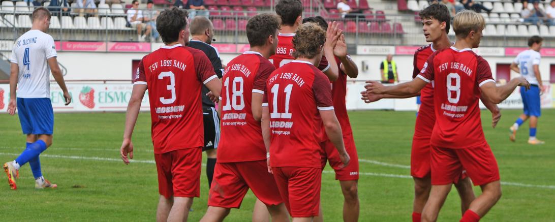 Die Freude nach dem 1:1 des TSV Rain