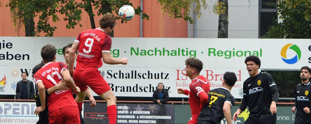 Dennis Lechner probiert es per Kopf. 