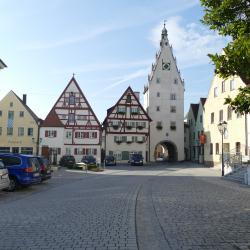 Das Bild zeigt das Stadttor in Monheim. 