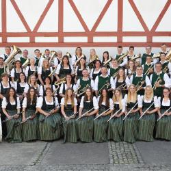 Das Bild zeigt die Musiker der Stadtkapelle Harburg mit Dirigent Franz Fischer.