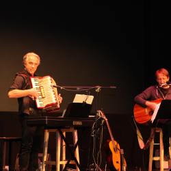 Michael Ruff, Allroundmusiker und Keyboarder bei Haindling, begeisterte zusammen mit Gitarrist Manfred Ruff das Publikum im B+ Zentrum.