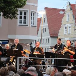 Das Bild zeigt die Stadtjazzerey in Aktion am Freitag, 26. Juli 2019, nach dem Auftritt der Stadtkapelle, die bei der Veranstaltungsreihe „Musik am Marktplatz“ bereits um 18:00 Uhr vor St. Georg musiziert.