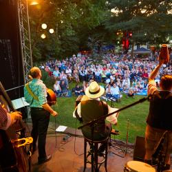 Ein herrlicher Blick von der Bühne auf das Festivalgelände auf Gut Sulz. 2017 feierten die CubaBoarischen ein Fest – 2019 kommen mit den „Raith-Schwestern & DaBlaimer, PAM PAM Ida und der Keller Steff BIG Band drei „Größen“ der bayrischen Musikszene nach Gut Sulz bei Münster/Rain am Lech.
