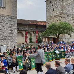 Unter dem Motto „Der Landkreis musikalisch vereint“ gaben sich die Stadtkapellen aus Harburg, Rain, Donauwörth und Nördlingen ein Stelldichein als vereintes Großorchester.