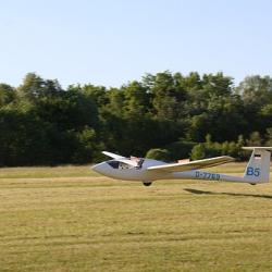 Das Bild zeigt ein Flugzeug.