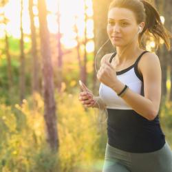 Frau joggt