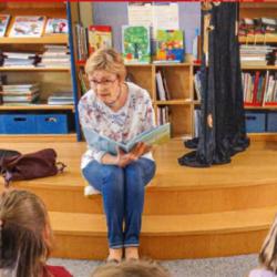 zu sehen ist ein Ausschnitt aus der Vorlesestunde in der Stadtbibliothek Donauwörth 