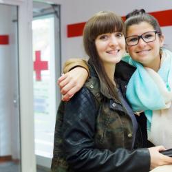 Das Bild zeigt zwei Mädchen beim Blutspenden