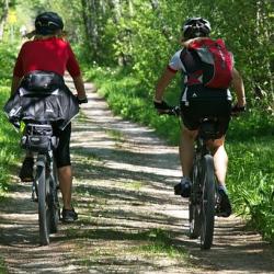 Das Bild zeigt zwei Menschen bei einer Fahrradtour