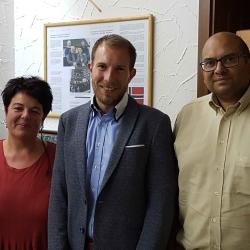 Der designierte Oettinger SPD-Bürgermeisterkandidat Thomas Heydecker (Mitte), Ortsvereinsvorsitzende Martina Krommrei (links) und Fraktionsvorsitzender Robin Bhattacharyya (rechts). 