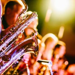 Das Bild zeigt eine Band mit Saxophonen