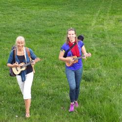 Eva Maria Kirschner wandert am 21.09.2019 mit der Ukulele in der Hand um Blossenau