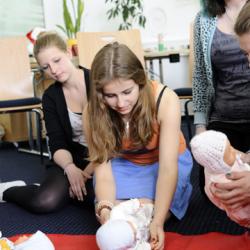 Jugendliche, die bereits oder zukünftig als Babysitter tätig sein möchten, können an einer Schulung des BRK - Kreisverband Nordschwaben in Kooperation mit dem Bündnis für Familie Donau-Ries teilnehmen. 