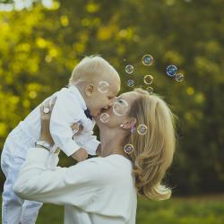 Das Bild zeigt ein Baby mit seiner Mutter