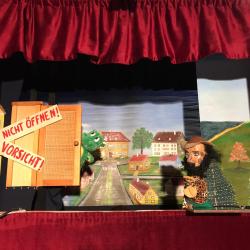 Das Bild zeigt das Figurentheater "Der kleine Drache Elliot"