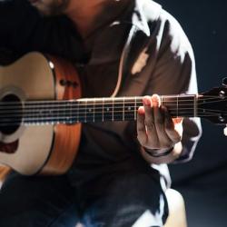 Das Bild zeigt einen Gitarrenspieler