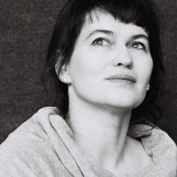 Das Bild zeigt die Autorin Karin Kalisa