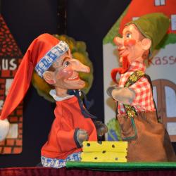 Das Bild zeigt das Figurentheater "Kasperle und die freche Maus"