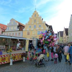 Das Bild zeigt den Martinimarkt in Wemding.