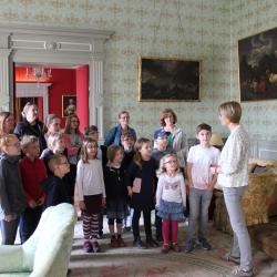 Das bild zeigt eine Kinderführung durch das Schloss Oettingen