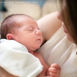 Das Bild zeigt eine Mutter mit ihrem Baby.