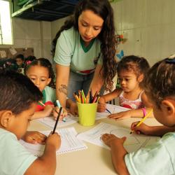 Das Bild zeigt Kinder der KIndertagesstätte Belo Horizonte beim Malen