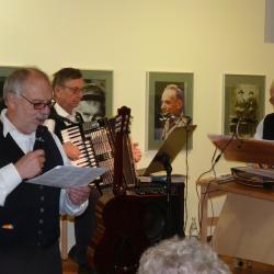 Das Bild zeigt die Nördlinger Musikanten beim singen von Weihnachtsliedern