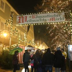 Der Eingang des Nördlinger Weihnachtsmarkts mit einigen Besuchern