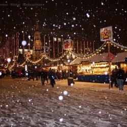 Das Bild zeigt einen Weihnachtsmarkt
