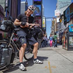 Dr. Dirk Rohrbach mit Fahrrad und Ukulele am Times Square in New York