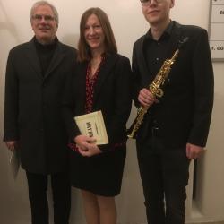Das Bild zeigt von links: Klaus Ortler, Rita Ortler und Saxophonist Felix Schulze.