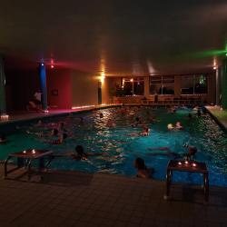 Das Bild zeigt die Lichternacht im städtischen Hallenbad in Nördlingen.