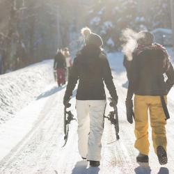 Das Bild zeigt eine Winterwanderung.