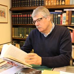 Dr. Wilfried Sponsel blättert in einem Buch