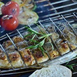 Das Bild zeigt ein Gericht mit Fisch und Gemüse.