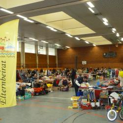 Das Bild zeigt den Kinderkleiderbasar in der Wörnitzhalle Harburg.